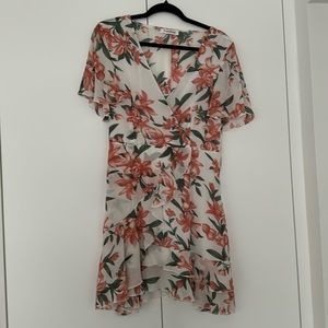 Angashion floral dress. Sz-M. Zip side/ruffled bottom. Cross front on top